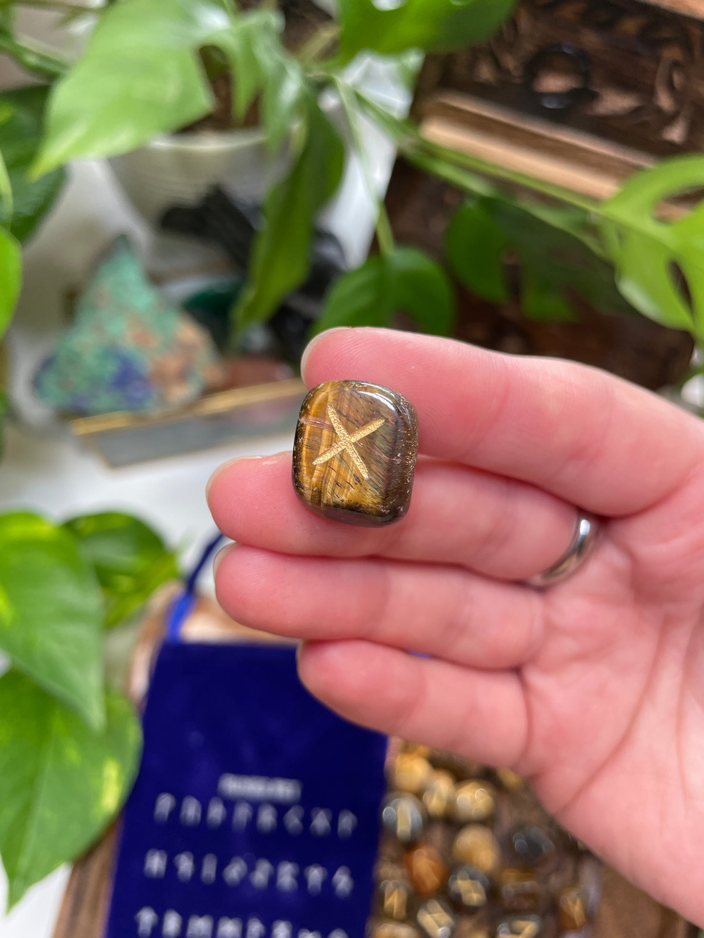 Rune Set (Tigers Eye Crystal)